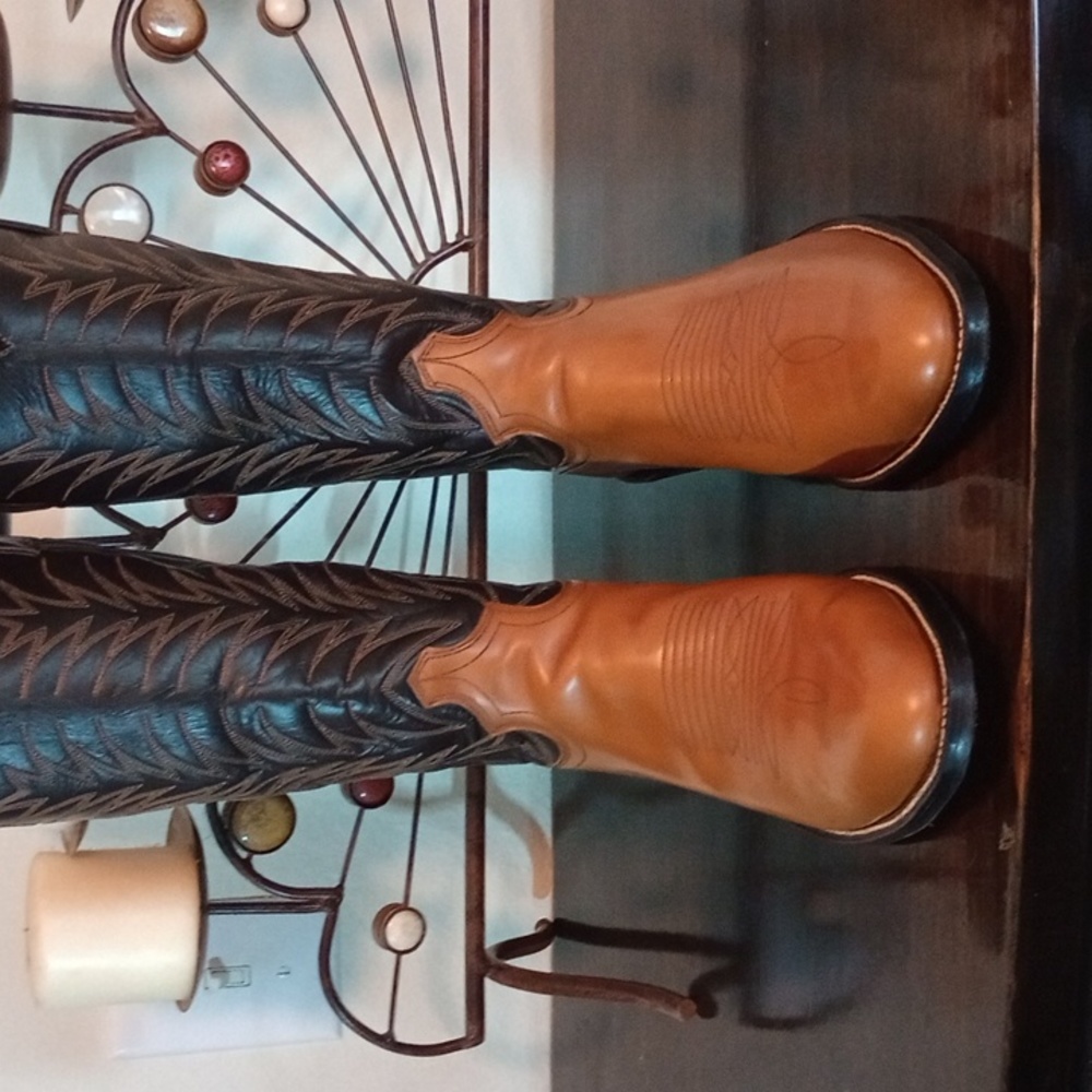 Vintage Justin boots EUC from 1977 with original box. COLLECTABLE!